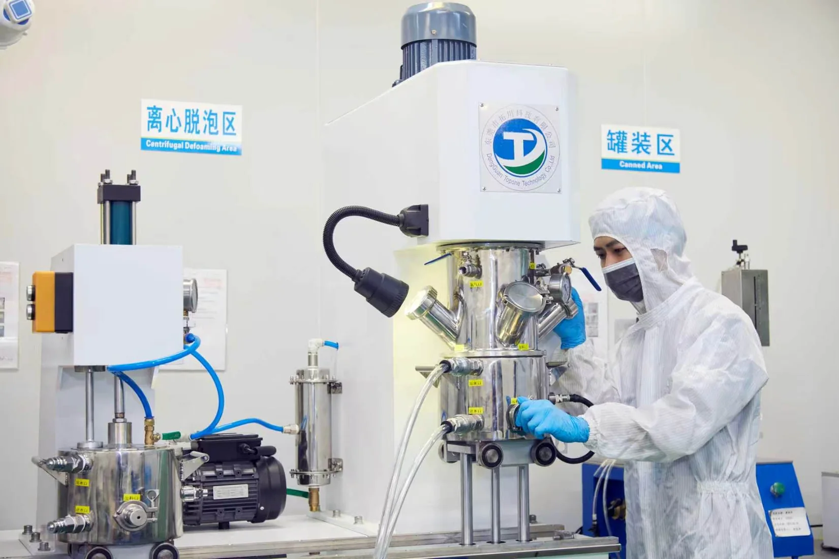 生產操作員檢查真空脫氣工序
